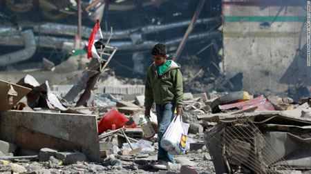 Khung cảnh tan hoang tại thủ đô Yemen (Sanaa) sau các vụ không kích của Ả rập Saudi hồi đầu năm nay.